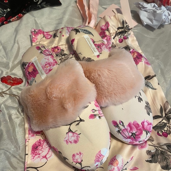 Victoria Secret Satin Slippers Medium - Picture 4 of 4